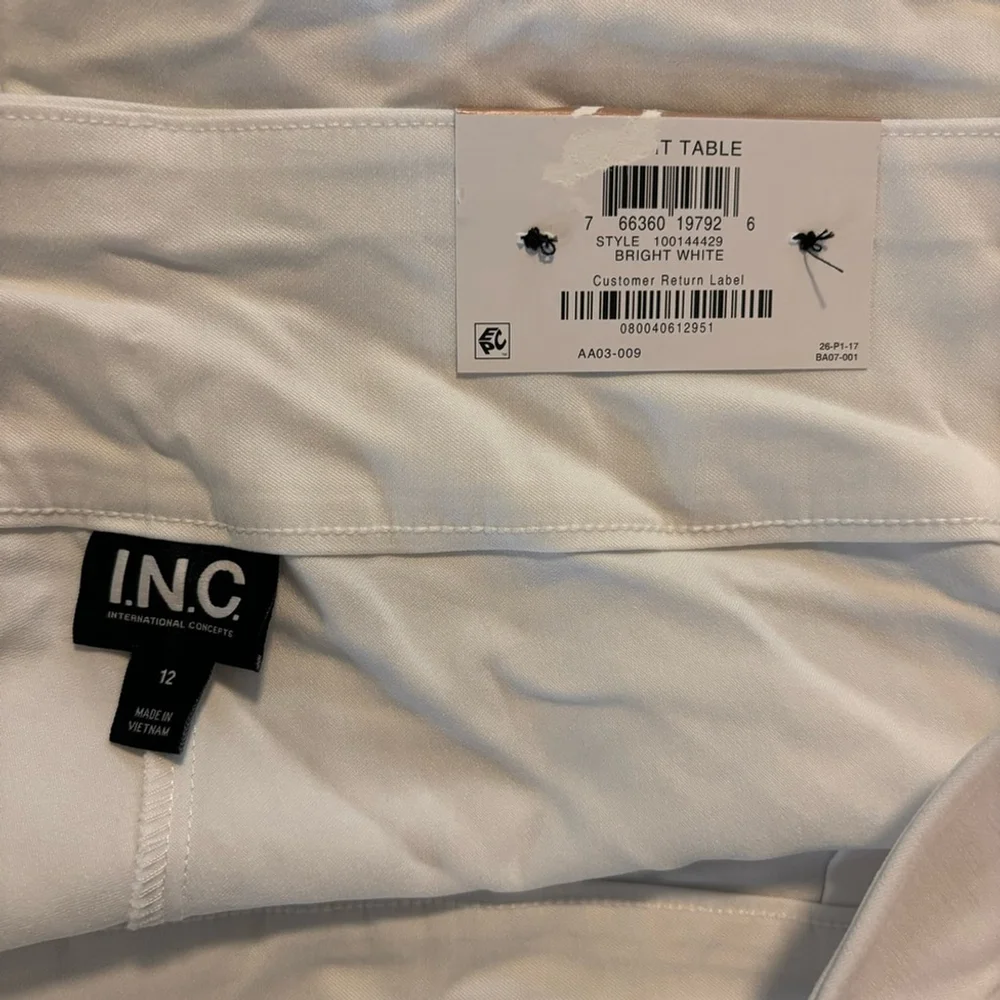 I.N.C. International Concepts Women's Curvy White Mid Rise Pull-On Shorts NWT - Picture 7 of 10